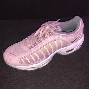 NIKE AIRMAX TAILWIND IV , ( size women’s 9) slightly used